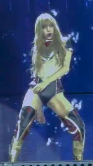 블랙핑크 리사 화려한 가죽 하이레그 내전근 꿀벅지.mp4