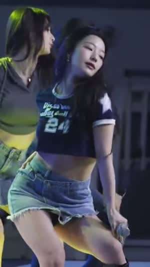 프로미스나인 이새롬 크롭티 언더붑 청치마.mp4