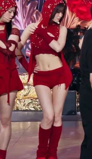 빨간 두건 볼레로 의상 한뼘 핫팬츠 균형잡힌 몸매 트와이스 모모