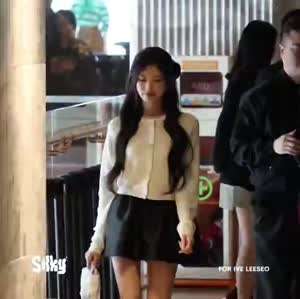 어제자 아이브 이서 블랙 실크 초미니 매끈한 허벅지 각선미