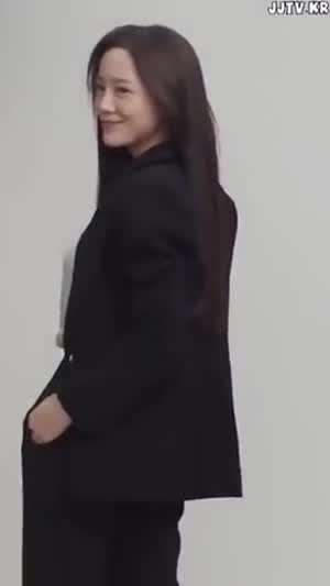 화보 촬영 홀터넥 블랙 민소매 김세정