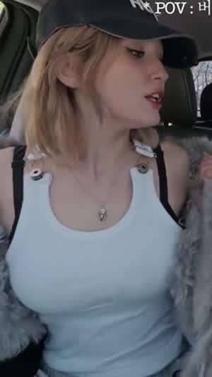 털 외투 속 묵직한 흰나시 전소미