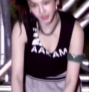 카리나의 적나라한 가슴골 정면샷