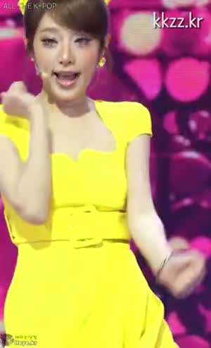 파인 틈 보이는 최예나.mp4