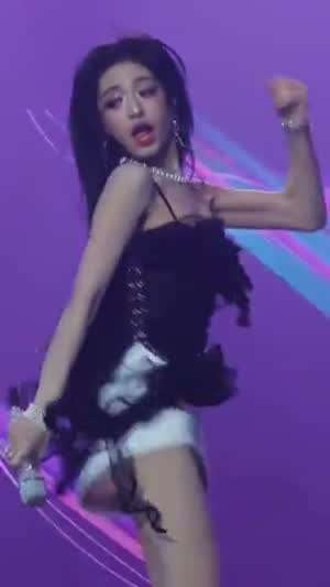 격하게 튕기는 베이비몬스터 아현 검정 끈나시 윗슴골 무빙.mp4