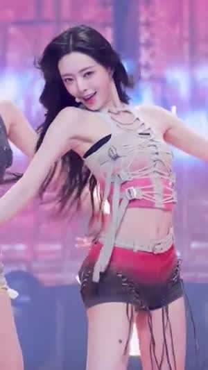 핑크 그라디에이션 스트랩 + 핫팬츠 있지 유나 매끈한 허벅지 엉밑살.mp4