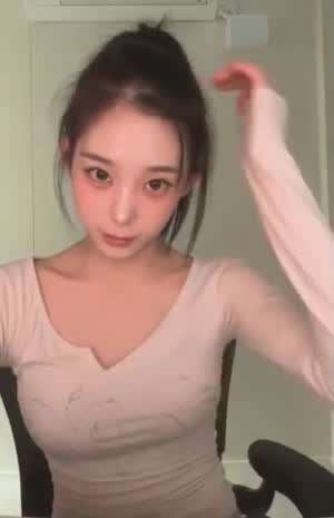 트리플에스 지연 라방...얇은 베이지색 V넥 은근한 가슴 볼륨.mp4