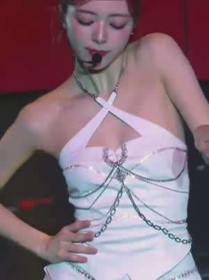 있지 유나 화이트 X자 홀터넥 체인끈 찰랑이는 가슴골 겨드랑이 내전근 허벅지.mp4