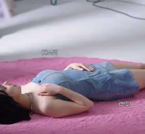 데님 오프숄더 원피스 입고 바닥에 누은 은하 봉긋한 몸매 굴곡.mp4