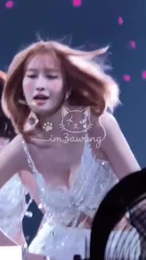 앞으로 숙이는 보석 장식 란제리 의상 트와이스 모모