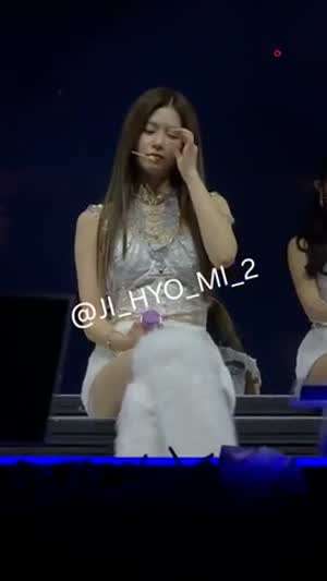 다리 꼰 콘서트 트와이스 사나