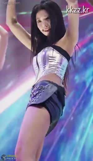 화려한 조명 받는 허벅지 에버글로우 시현