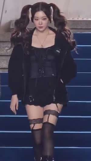 스타킹 정리 하는 츠키.gif