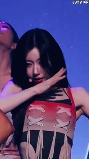 스트랩 크롭 민소매 속 블랙 하이레그 겨드랑이 ITZY 채령