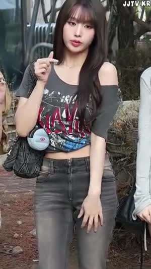 키스오브라이프 나띠 출근길 한쪽 어깨 노출 말아넣은 크롭티 배꼽 청바지