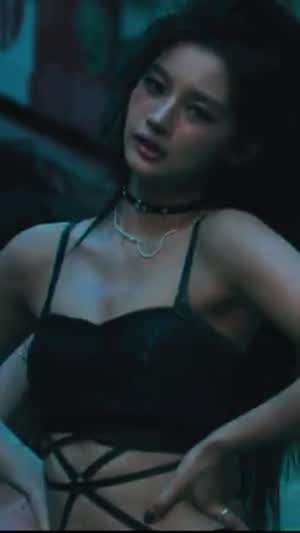 가죽 크롭 나시 엔믹스 설윤 릴리 'TIC TIC' 뮤비 탄탄한 복부