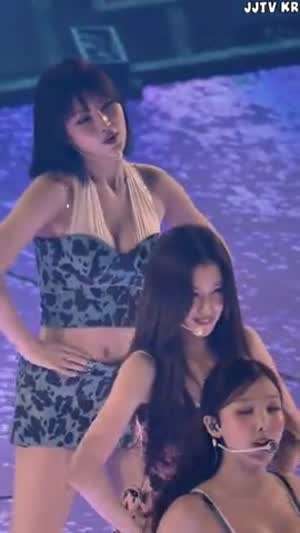 트와이스 모모 젖소 얼룩무늬 홀터넥 나시 묵직 드리블