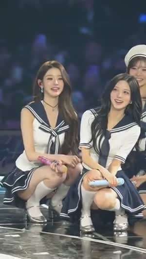 막내 이서의 성인식  쳐다 보는 아이브 장원영.gif