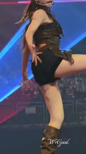 엉덩이 튕기는 핫팬츠 검정속바지 트와이스 나연 털리는 허벅지