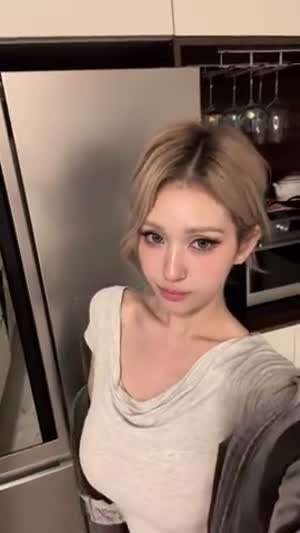 냉장고 자랑 하는 전소미.gif