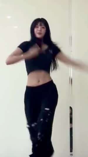 묵직한 무빙 크롭 반팔티 하이키 옐 댄스 탄탄한 복근