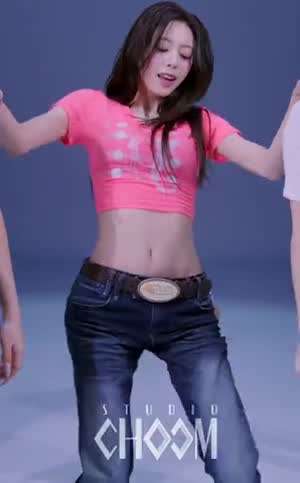 핑크 크롭티 슬림 청바지핏 ITZY 유나 예쁜 허리라인 (스압)