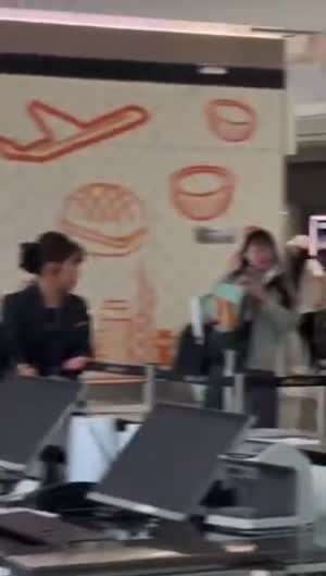 블핑 제니 공항에서 본인 확인 절차 받는 모습 .mp4