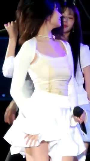 [아이브] 순백색 테니스치마 입고 빙글 도는 레이 검속 엉벅지.mp4