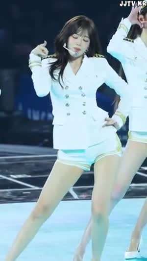 해군 제복 핫팬츠 우월한 각선미 아이브 안유진.mp4