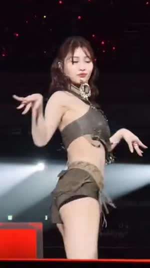 갈색 핫팬츠 검정 속바지 찰지게 흔들리는 허벅지 트와이스 모모