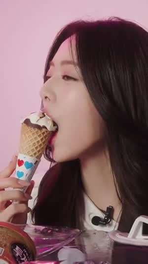옛날 아이스크림 먹방하는 ITZY 유나