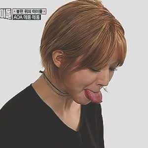 혀가 긴 초아.gif