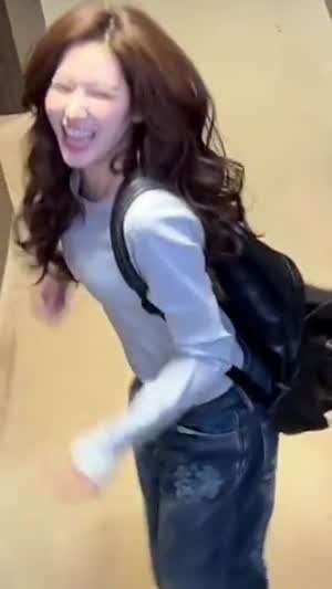 이토인가 눈 마주친 사나.gif