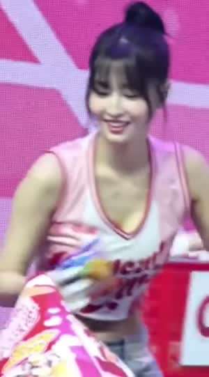 트와이스 모모 쇼핑백에 과자를 담느라 방심한 민소매 알가슴골.mp4