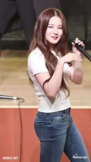 모모랜드 시절 낸시 흰티에 청바지.mp4