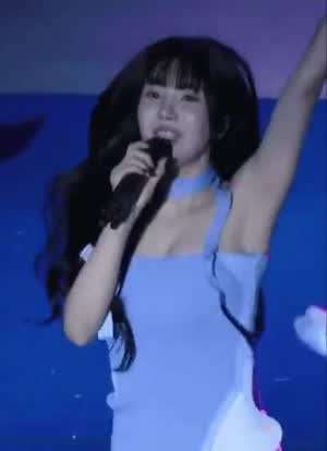 점프를 하는 아슬아슬한 권은비