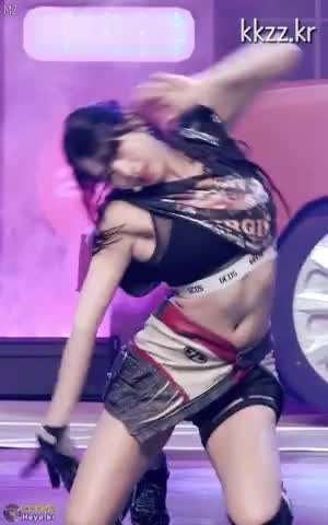 찰진 복근 키스오브라이프 나띠