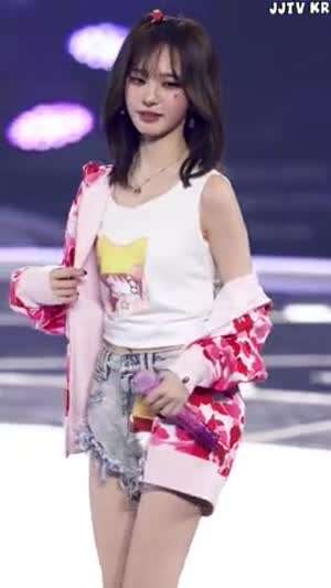 아이브 리즈 사과머리 헐렁한 민소매 청반지 포즈 취해주는 콘서트 팬서비스