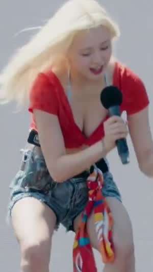 라잇썸 나영 숙이는 가슴골.mp4