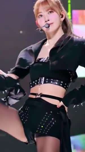 르세라핌 사쿠라 다리 올리는 안무 흰 속바지..??.mp4