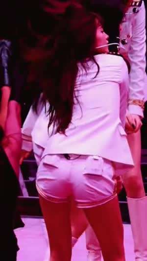 제복이 잘 어울리는 아이브 안유진 흰핫팬츠 뒤태