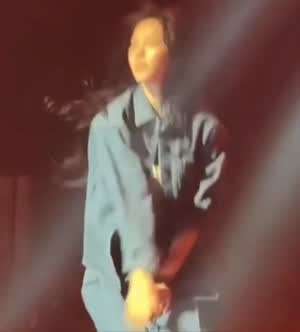 카리나 숙이는 가슴골 순간포착