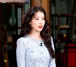 안녕하세요. '21세기 대군부인'에서  성희주 역할을 맡은 아이유입니다 . GIF