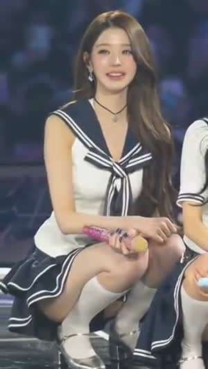 쪼그려 앉은 아이브 장원영