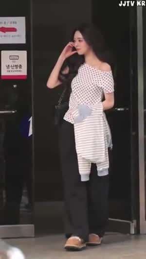 ITZY 유나 퇴근길 땡땡이 원오프솔더 쇄골