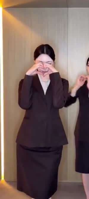 정장 입고 챌린지하는 ITZY 유나