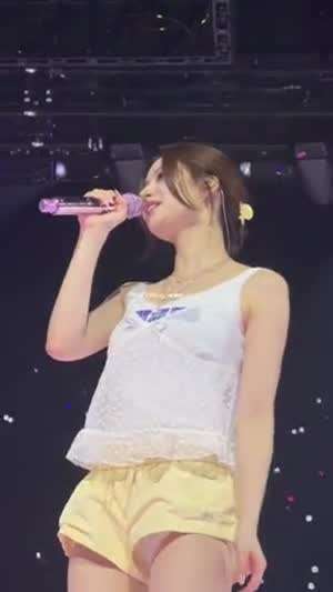 바로 밑에서 본 헐렁한 노란팬츠 흰속바지 트와이스 사나