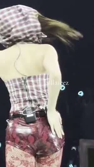 나연 체크 후드티 은은한 옆슴라인 페로몬 + 빨간 가죽핫팬츠 엉벅지.mp4