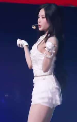 화이트 보석 홀터넥 옆슴 라인이 은근한 프로미스나인 박지원.mp4