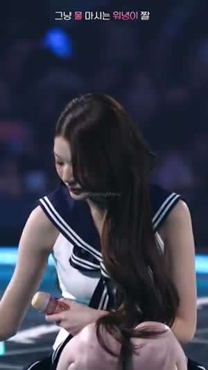 세라복 입고 그낭 물마시는 아이브 원영짤.mp4